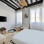 Modern Getaway For Two - Marais Place Vosges