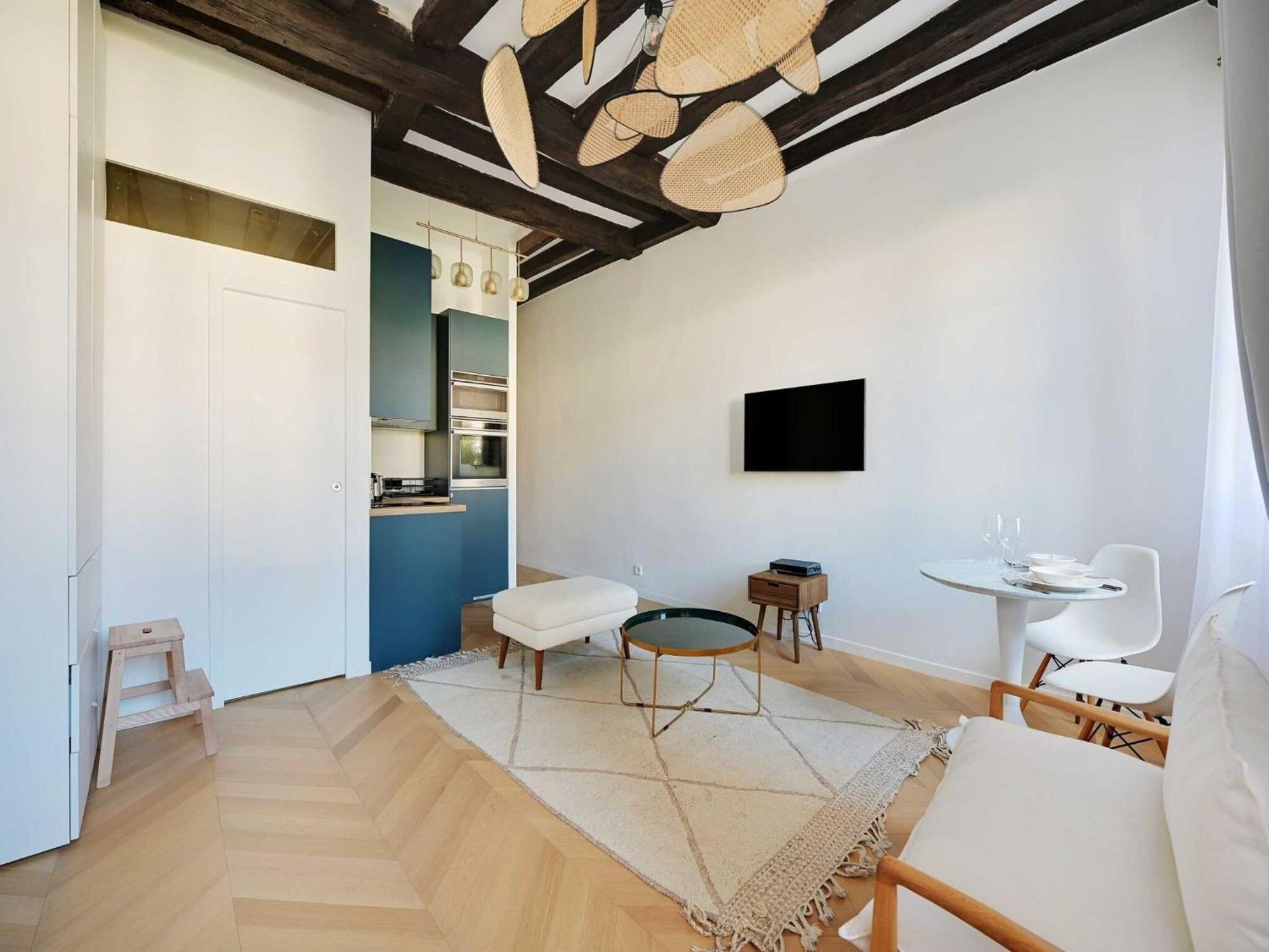 Modern Getaway For Two - Marais Place Vosges Holiday home Paris
