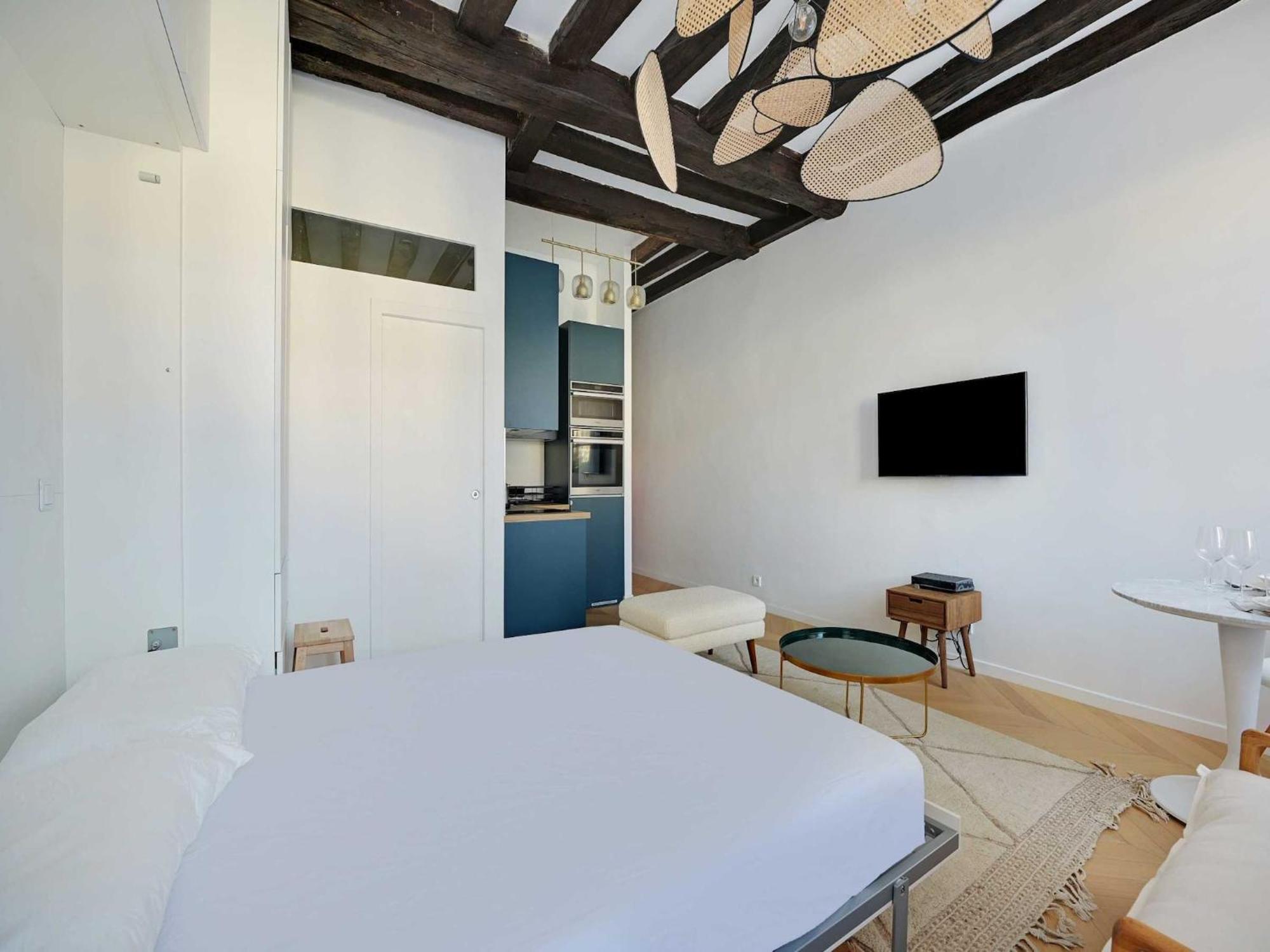 Modern Getaway For Two - Marais Place Vosges Holiday home Paris