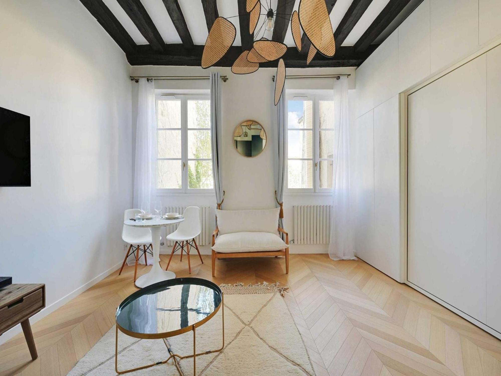 Modern Getaway For Two - Marais Place Vosges Paris